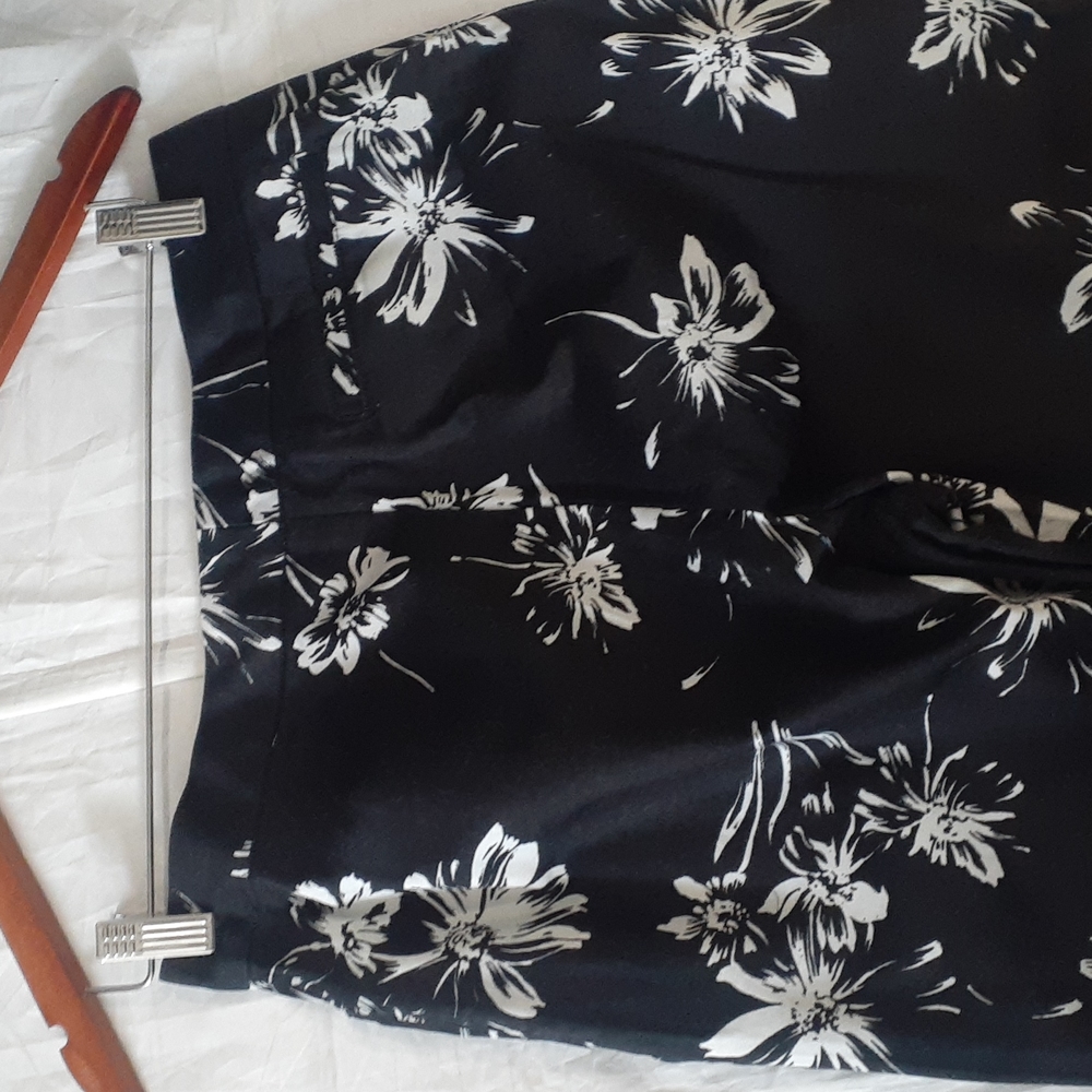 Chaps women's black white crop stretch pants size 6 - Picture 10 of 12